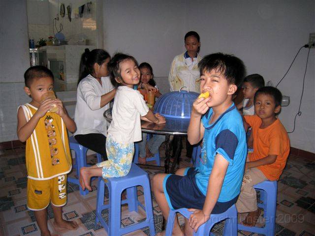 0085 maaltijd kinderen vormingshuis.JPG